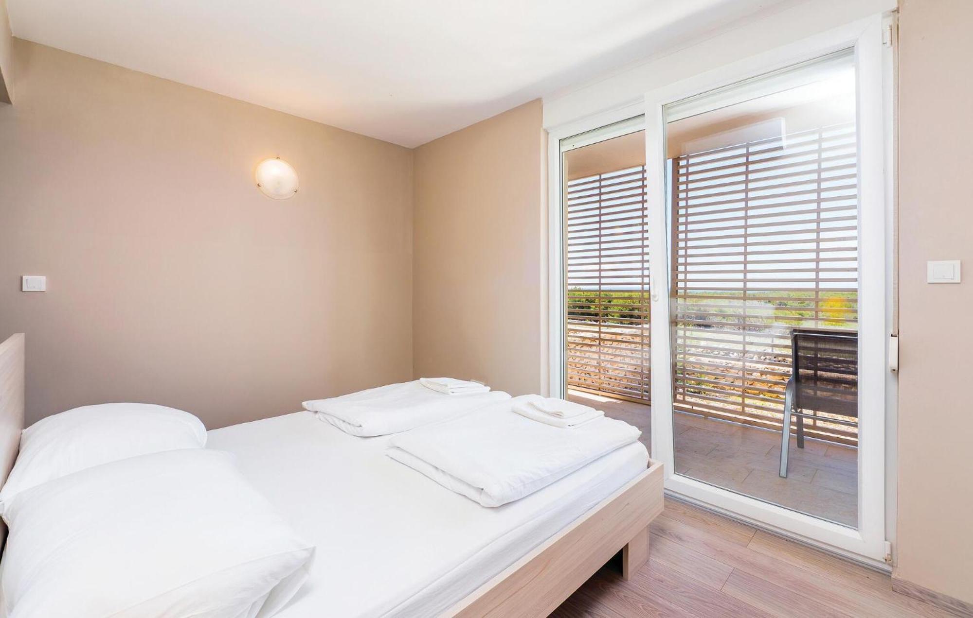 Pet Friendly Apartment In Povljana With Kitchen 외부 사진