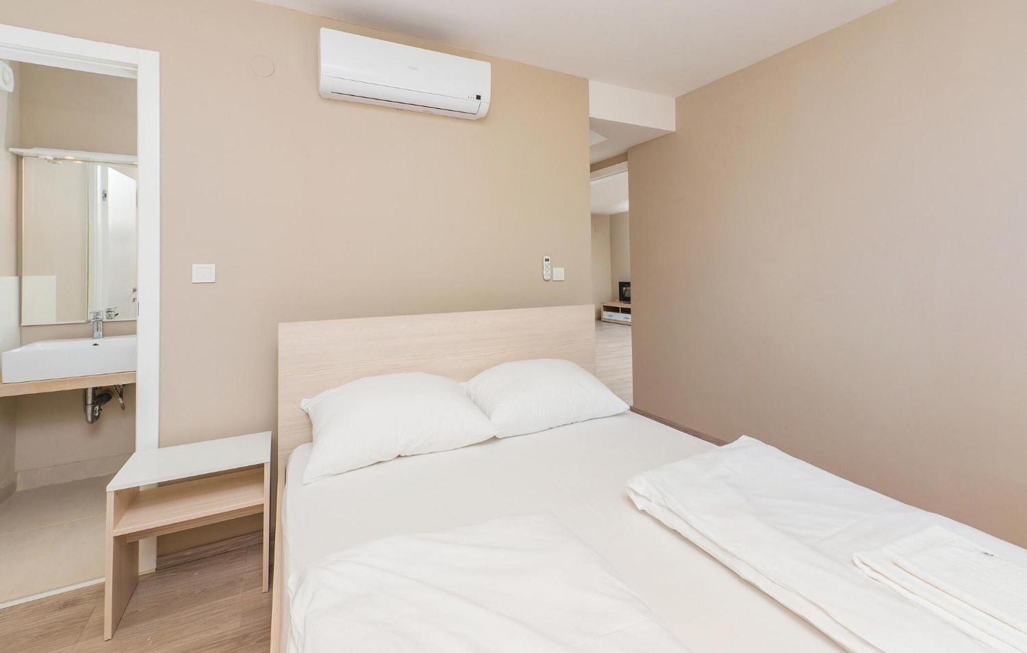 Pet Friendly Apartment In Povljana With Kitchen 외부 사진